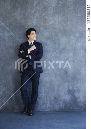 スーツを着た男性 125660812