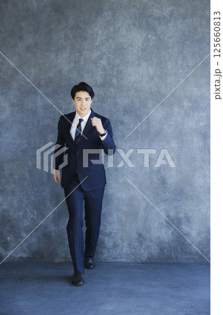 スーツを着た男性 スーツを着た男性 125660813