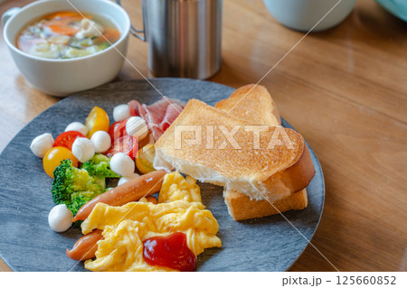 スクランブルエッグと彩り洋朝食プレート スクランブルエッグと彩り洋朝食プレート 125660852