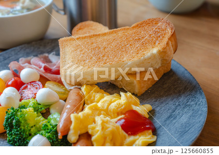 スクランブルエッグと彩り洋朝食プレート 125660855