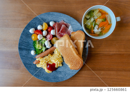 スクランブルエッグと彩り洋朝食プレート スクランブルエッグと彩り洋朝食プレート 125660861