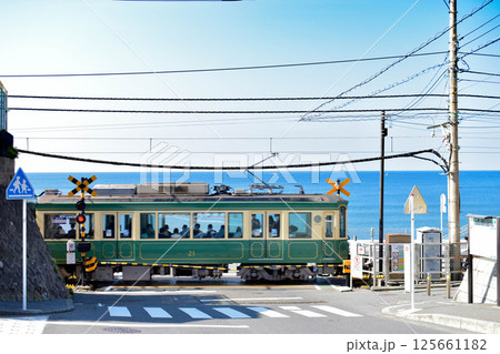【神奈川県】海沿いの江ノ電・鎌倉高校前の踏み切り 【神奈川県】海沿いの江ノ電・鎌倉高校前の踏み切り 125661182