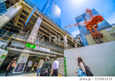 日本の東京都市景観5月西口…新たに設けられた渋谷駅西口の出入口新通路…奥は山手線ホーム 125661219