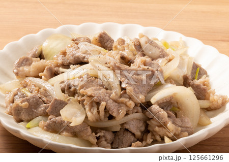 豚肉と玉葱の塩炒め 125661296