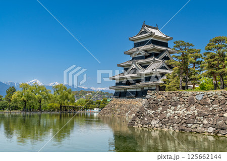 松本城と北アルプス 125662144