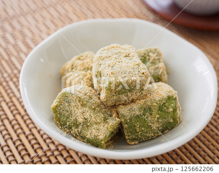 きなこをまぶした抹茶ミルクわらび餅 きなこをまぶした抹茶ミルクわらび餅 125662206