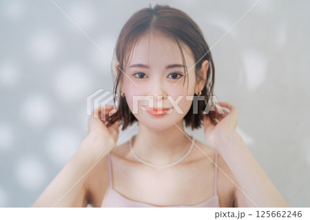 若い女性のヘアスタイルイメージ　　 125662246