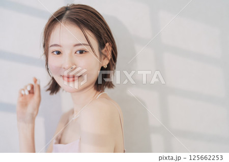 若い女性のビューティーイメージ　　 125662253