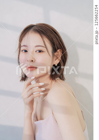 若い女性のビューティーイメージ　　 125662254