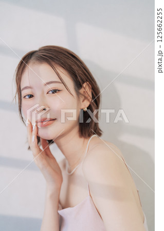若い女性のビューティーイメージ　　 125662255