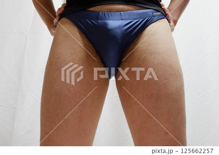 青ビキニの男性 青ビキニの男性 125662257