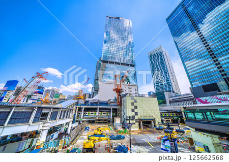 日本の東京都市景観5月新通路…新たに設けられた渋谷駅西口の出入口新通路（画面左）…奥は山手線 125662568