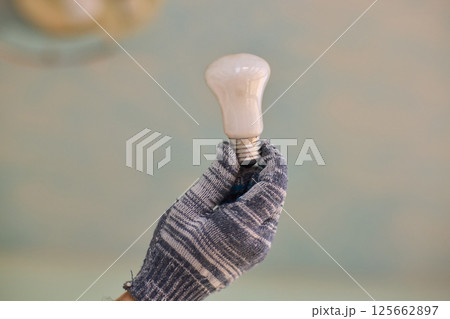 Replacing a light bulb in a home needs specific tools and techniques for safety and efficiency Replacing a light bulb in a home needs specific tools and techniques for safety and efficiency 125662897