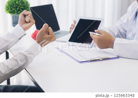 The patient clenched his fists, delighted, feel overjoyed that the doctors told him the results of the tests were in good health. 125663348