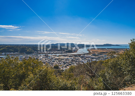 浜松市の細江公園から見た街並みと都田川(静岡県) 浜松市の細江公園から見た街並みと都田川(静岡県) 125663380
