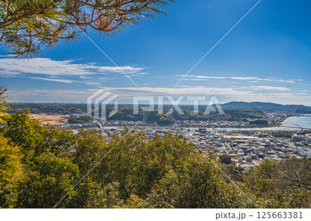 浜松市の細江公園から見た街並みと都田川(静岡県) 浜松市の細江公園から見た街並みと都田川(静岡県) 125663381