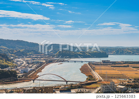 浜松市の細江公園から見た街並みと都田川(静岡県) 浜松市の細江公園から見た街並みと都田川(静岡県) 125663383