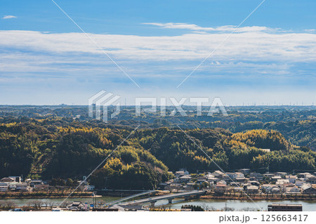 浜松市の細江公園から見た街並みと都田川(静岡県) 浜松市の細江公園から見た街並みと都田川(静岡県) 125663417