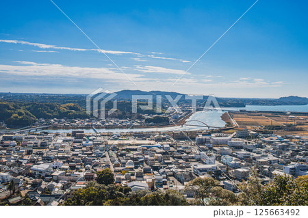 浜松市の細江公園から見た街並みと都田川(静岡県) 125663492