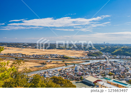 浜松市の細江公園から見た街並みと都田川(静岡県) 浜松市の細江公園から見た街並みと都田川(静岡県) 125663497