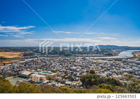 浜松市の細江公園から見た街並みと都田川(静岡県) 浜松市の細江公園から見た街並みと都田川(静岡県) 125663501