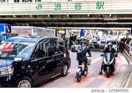 日本の東京都市景観 自転車の危険運転・衝撃!もしもしどこを走っているのですか?=渋谷駅前で 日本の東京都市景観 自転車の危険運転・衝撃!もしもしどこを走っているのですか?=渋谷駅前で 125663503