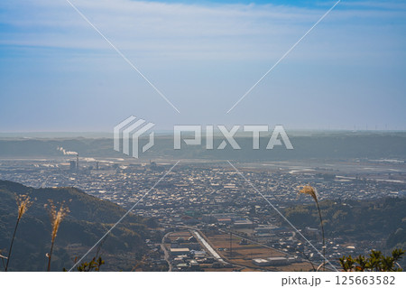島田市の矢倉山岩場展望台から見た島田市の街並み(静岡県) 125663582