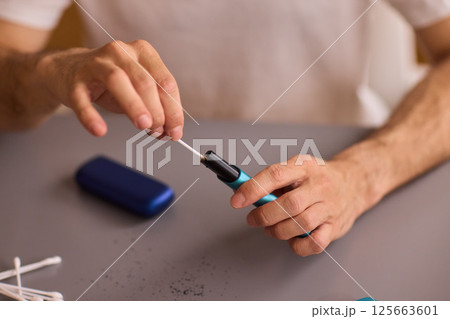 To enjoy a quality vaping session, properly prepare the vape device with ground material 125663601
