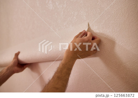 Approaching the Task of Applying Wallpaper with Care for a Beautiful and Stunning Interior 125663872