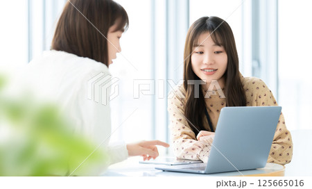 ミーティングをする2人の女性・ビジネスウーマン ミーティングをする2人の女性・ビジネスウーマン 125665016