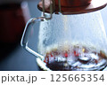 抽出されたコーヒーがサーバーに落ちる、美しいドリップの過程 125665354