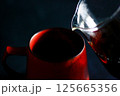 赤いマカップに注がれるコーヒー 125665356