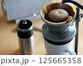 コーヒーを淹れる準備、朝のルーティン 125665358