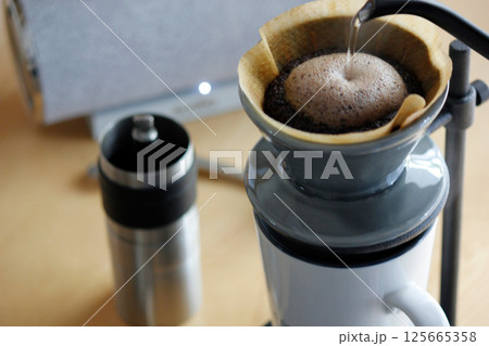 コーヒーを淹れる準備、朝のルーティン 125665358