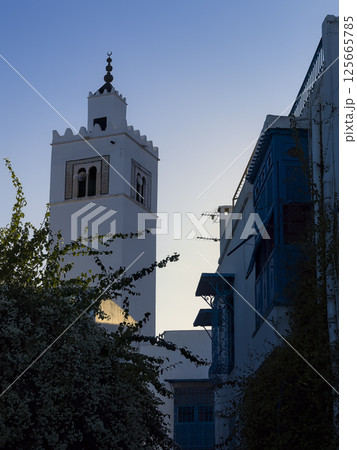 チュニジア・シディブサイド 日没時のモスク / Sidi Bou Said, Tunisia チュニジア・シディブサイド 日没時のモスク / Sidi Bou Said, Tunisia 125665785