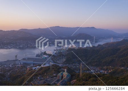 稲佐山から望む長崎の夜明けと朝日に染まる街 125666284
