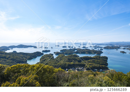 展海峰から望む九十九島と青い海の風景 125666289