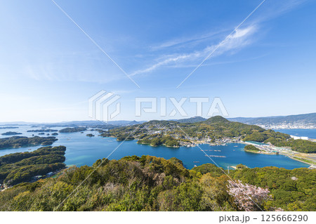 展海峰から望む九十九島と青い海の風景 125666290
