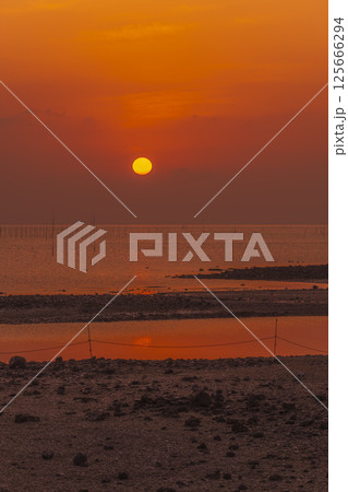 多良町の海岸から昇る朝日 125666294