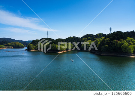 新緑輝く布目湖の湖畔 空と湖面の青との美しいコントラスト 奈良布目ダム③ 新緑輝く布目湖の湖畔 空と湖面の青との美しいコントラスト 奈良布目ダム③ 125666600