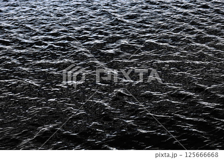 繰り返されるさざ波が美しい水面にクローズアップした背景素材用写真 125666668