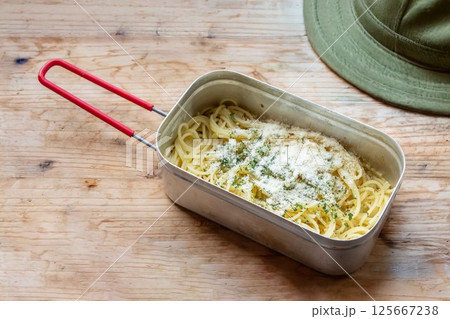 パスタ料理　 pasta outdoors and at campsites 125667238