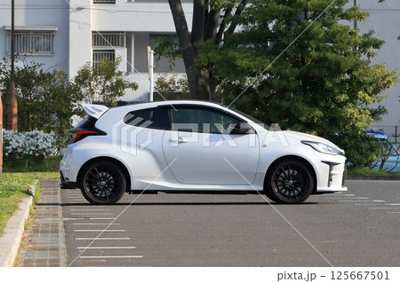 白いスポーツカー 125667501