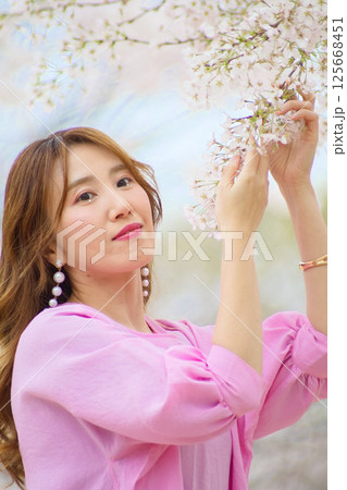 桜のお花見 桜のお花見 125668451