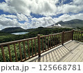 高原の展望台と広がる青空　美しい火山と湖の絶景 125668781