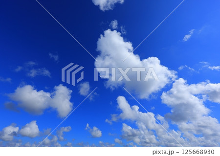 夏の青空と白い雲 夏の青空と白い雲 125668930