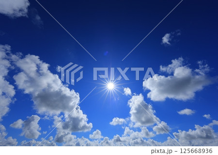 夏の青空と白い雲 125668936