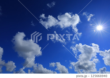 夏の青空と白い雲 125668940