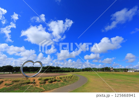 夏の青空と白い雲 125668941
