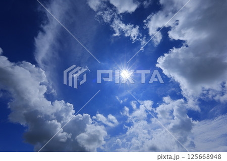 夏の青空と白い雲 夏の青空と白い雲 125668948